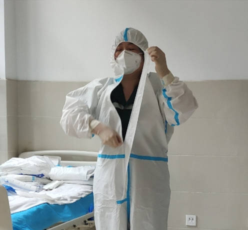 曹縣中醫(yī)院急診科開(kāi)展“穿脫防護(hù)服”技能考核，筑牢醫(yī)護(hù)人員防護(hù)安全線(xiàn)